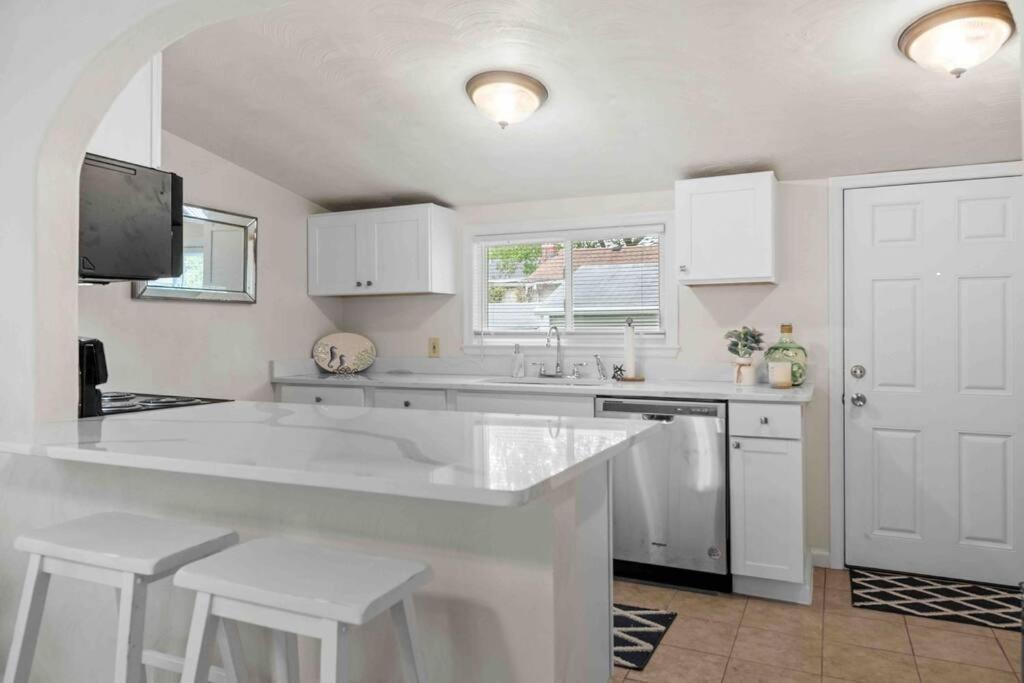 Beach Bungalow - 1 Block To Beach - Pets Welcome! 노퍽 외부 사진