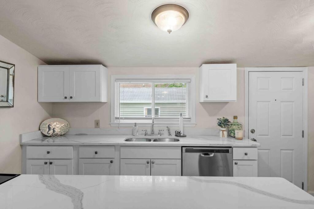 Beach Bungalow - 1 Block To Beach - Pets Welcome! 노퍽 외부 사진