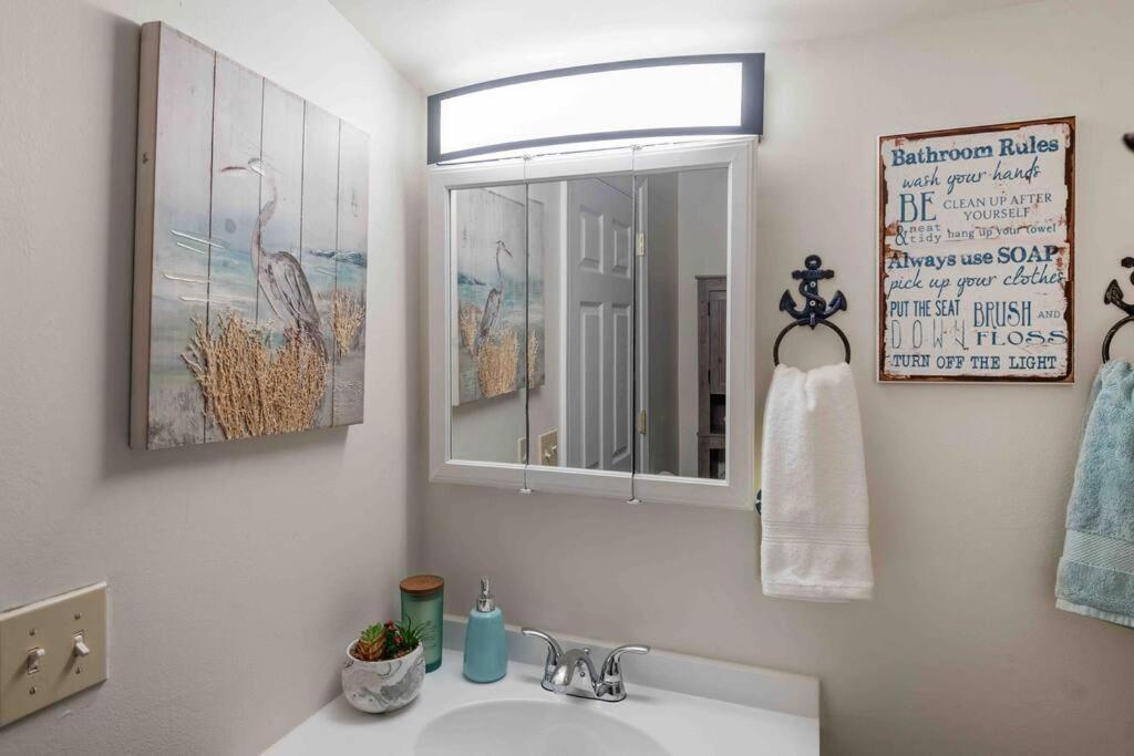 Beach Bungalow - 1 Block To Beach - Pets Welcome! 노퍽 외부 사진