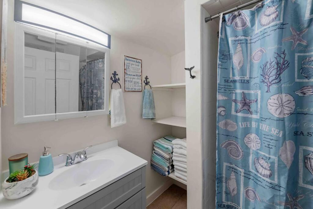 Beach Bungalow - 1 Block To Beach - Pets Welcome! 노퍽 외부 사진